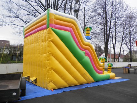 "DINO" - zadní a boční pohled na atrakci