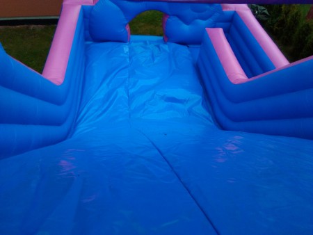 Skluz s dlouhým dojezdem.