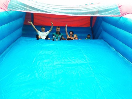 Klouzačka je dostatečně široká.